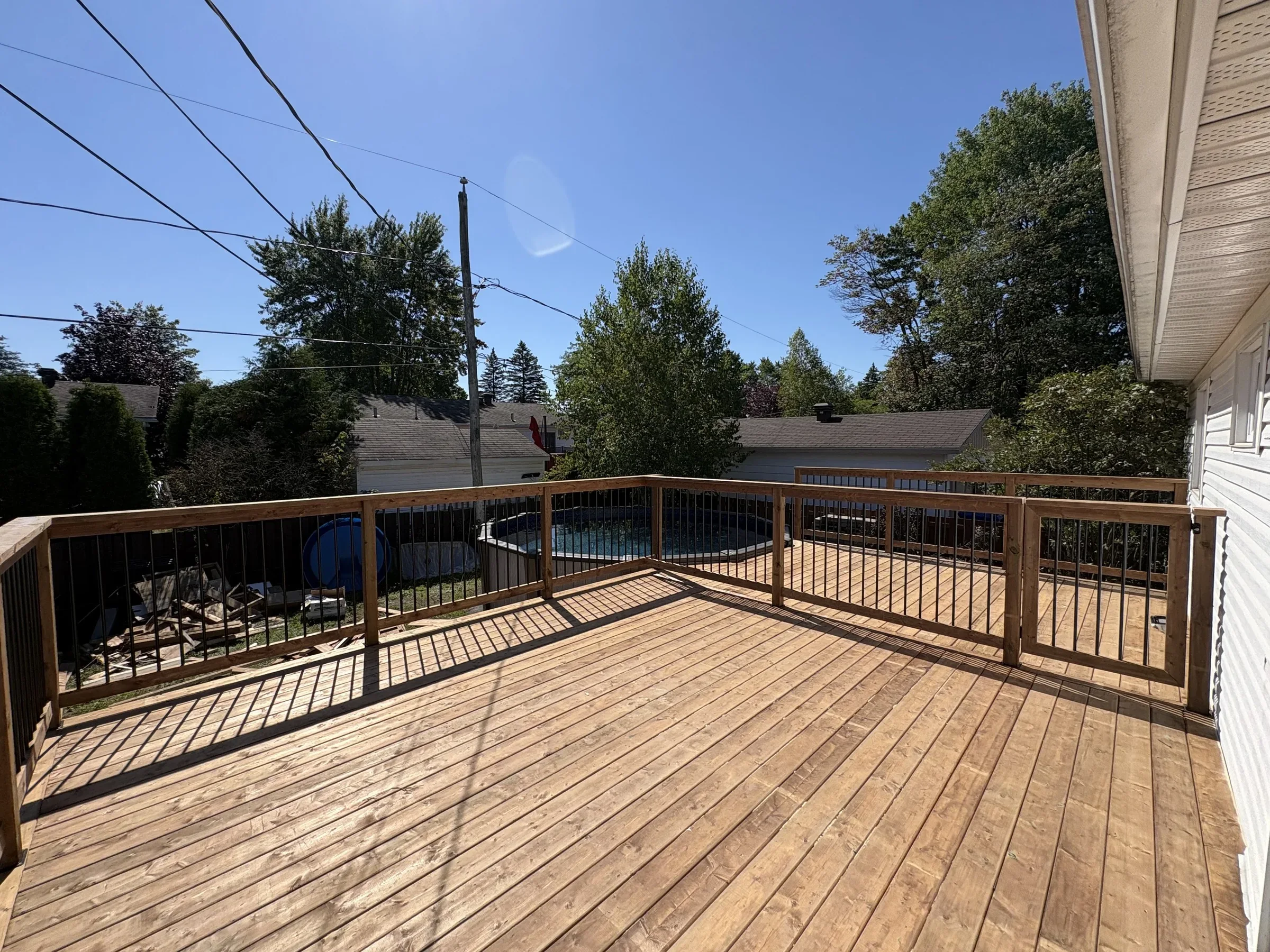 Patio en bois traité réalisé par Hotte Construction Inc.